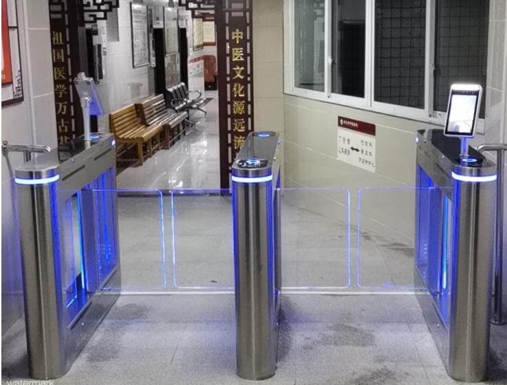 醫(yī)院自助核驗人臉測溫閘機，健康碼防疫閘機的應用