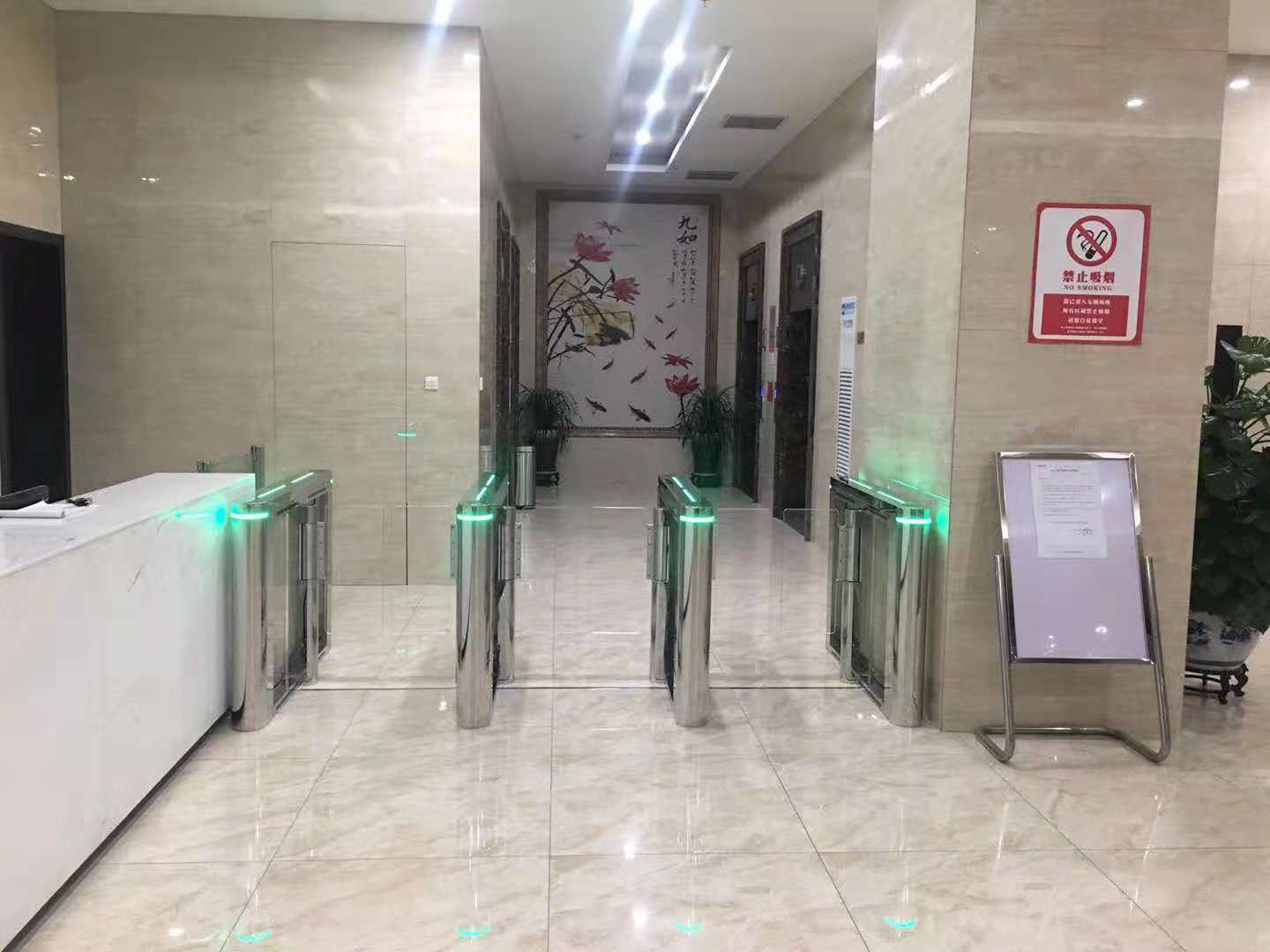 北京新華科技大廈—速通門 圓柱擺閘項(xiàng)目