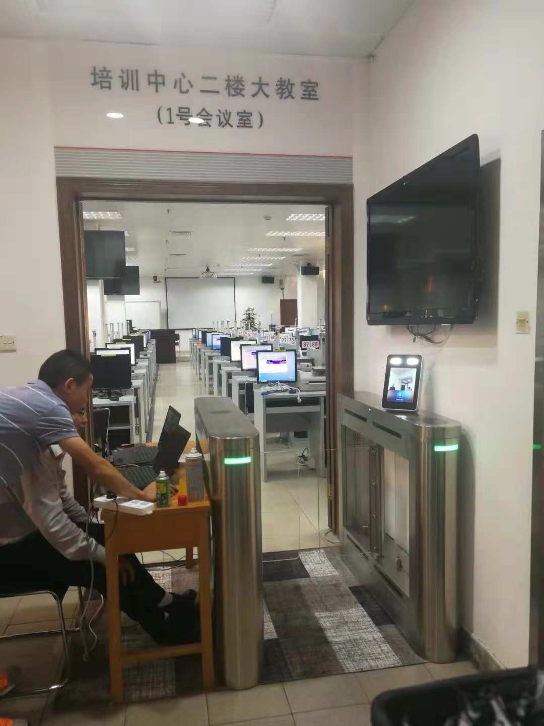 中國(guó)工商銀行人臉識(shí)別+擺閘