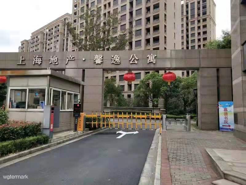 上海馨逸公寓使用防撞機芯人行通道擺閘案例