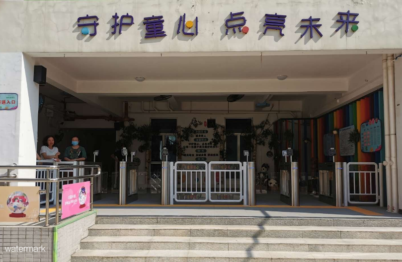 測溫人臉識(shí)別小擺閘在幼兒園的應(yīng)用