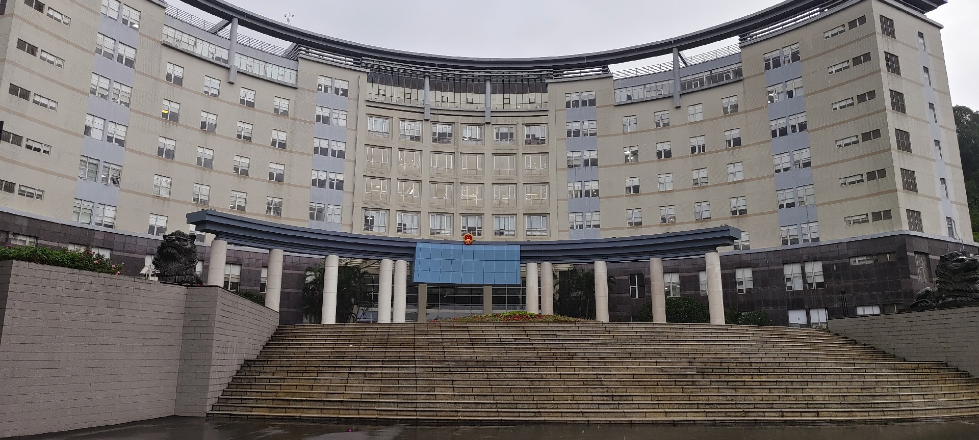 深圳市龍華區(qū)人民政府——測溫登記智能閘機(jī)系統(tǒng)