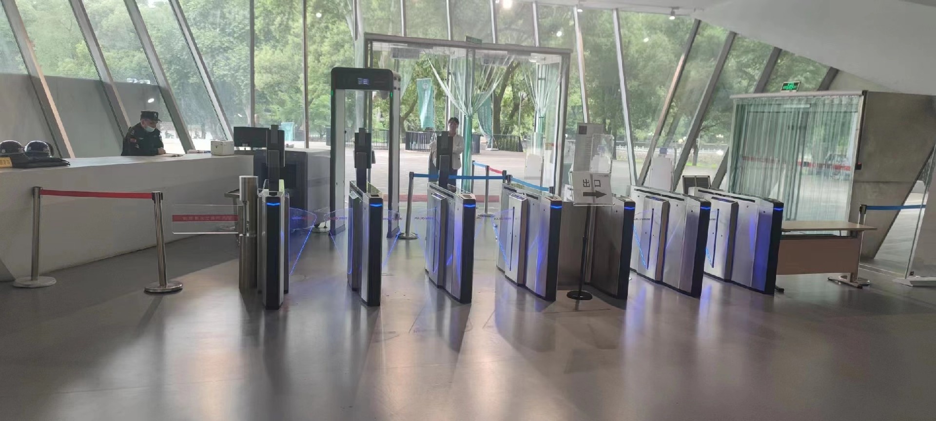 提升通行效率，降低管理成本—人行通道檢票閘機(jī)在交通樞紐中的應(yīng)用