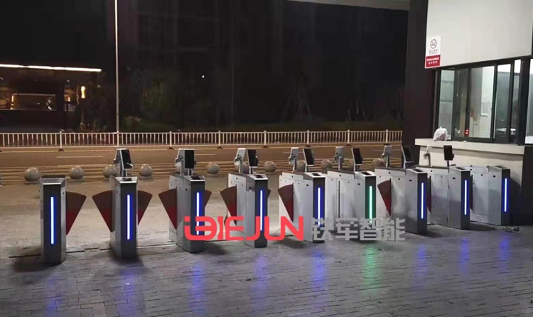人臉識(shí)別閘機(jī)為工廠解決日常員工考勤問(wèn)題